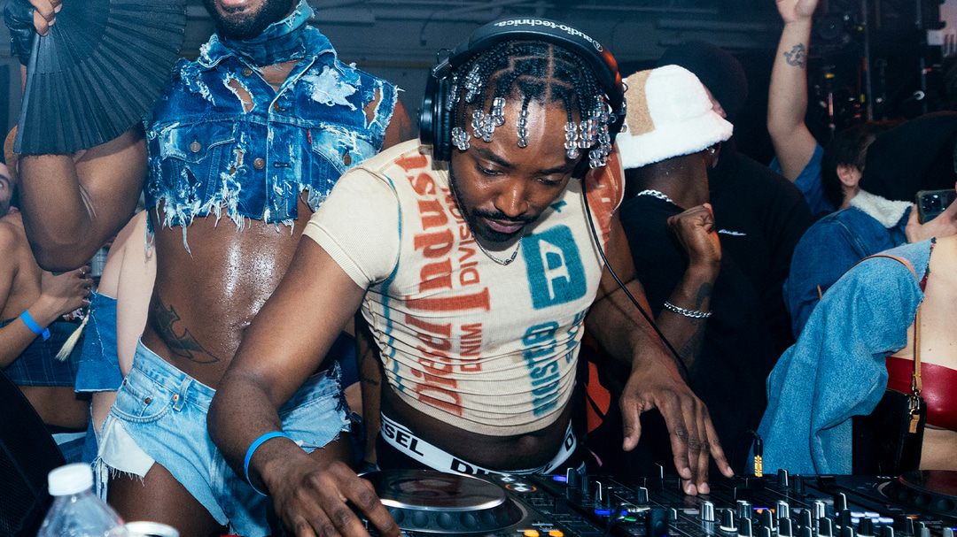 Photo of set Karim Olen Ash.