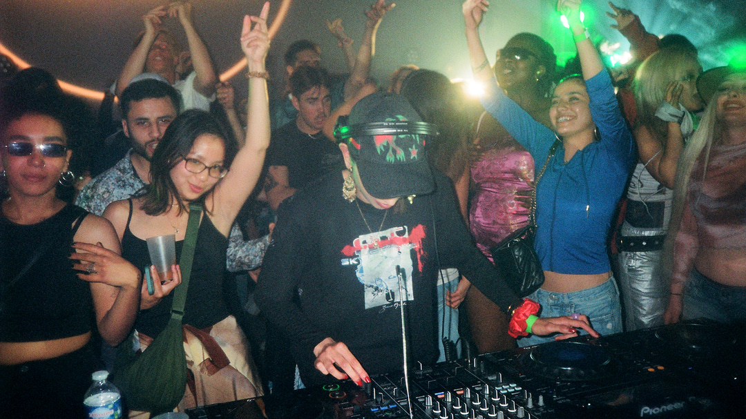 Photo of set Mystique.