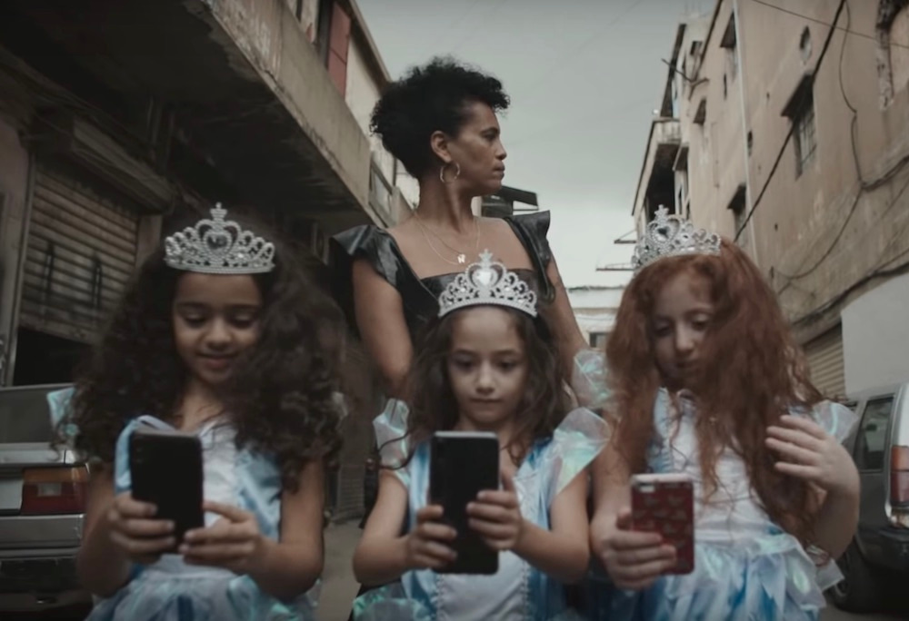 Photo of set Neneh Cherry: 'Natural Skin Deep'.