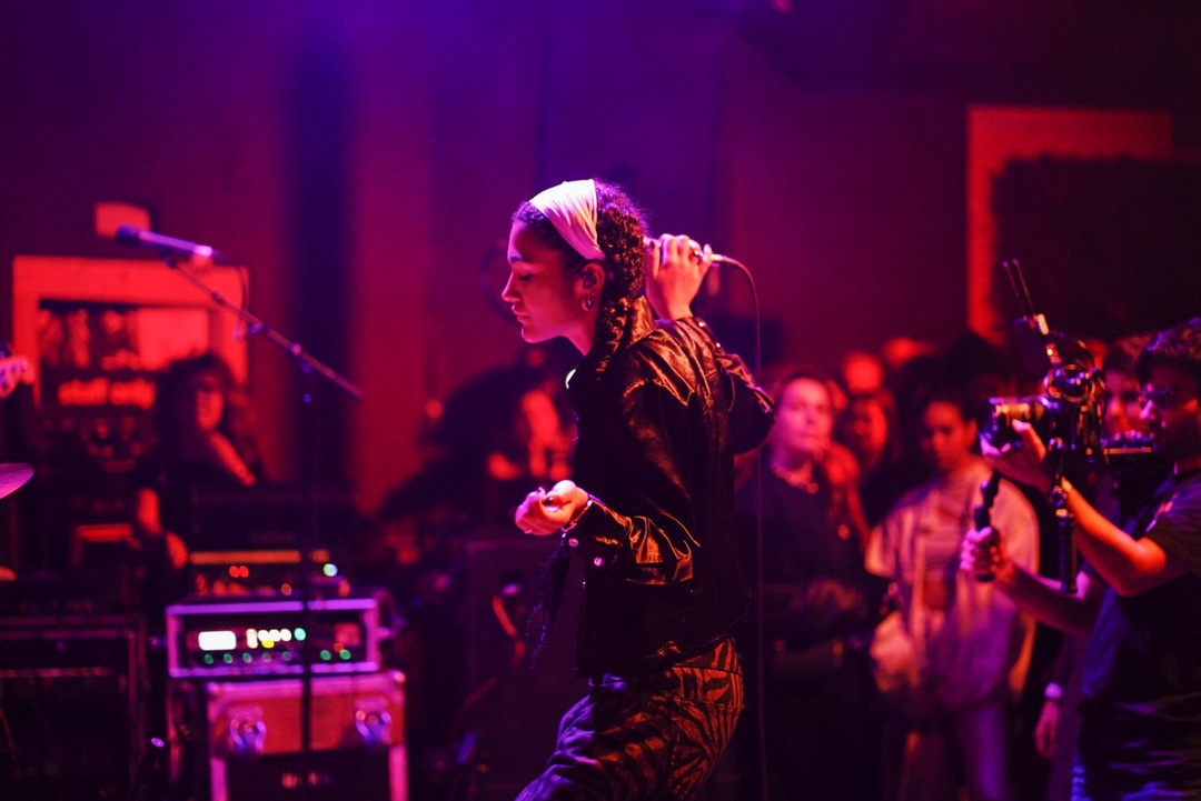 Photo of set Olivia Dean.