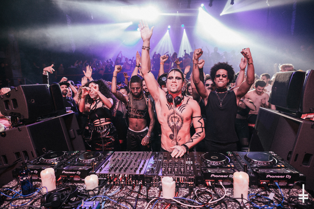 Photo of set Paolo Ferrara.