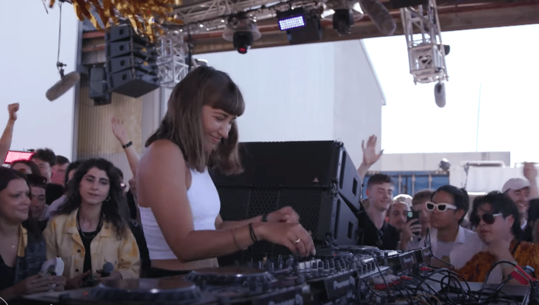 Photo of set Lauren Hansom.