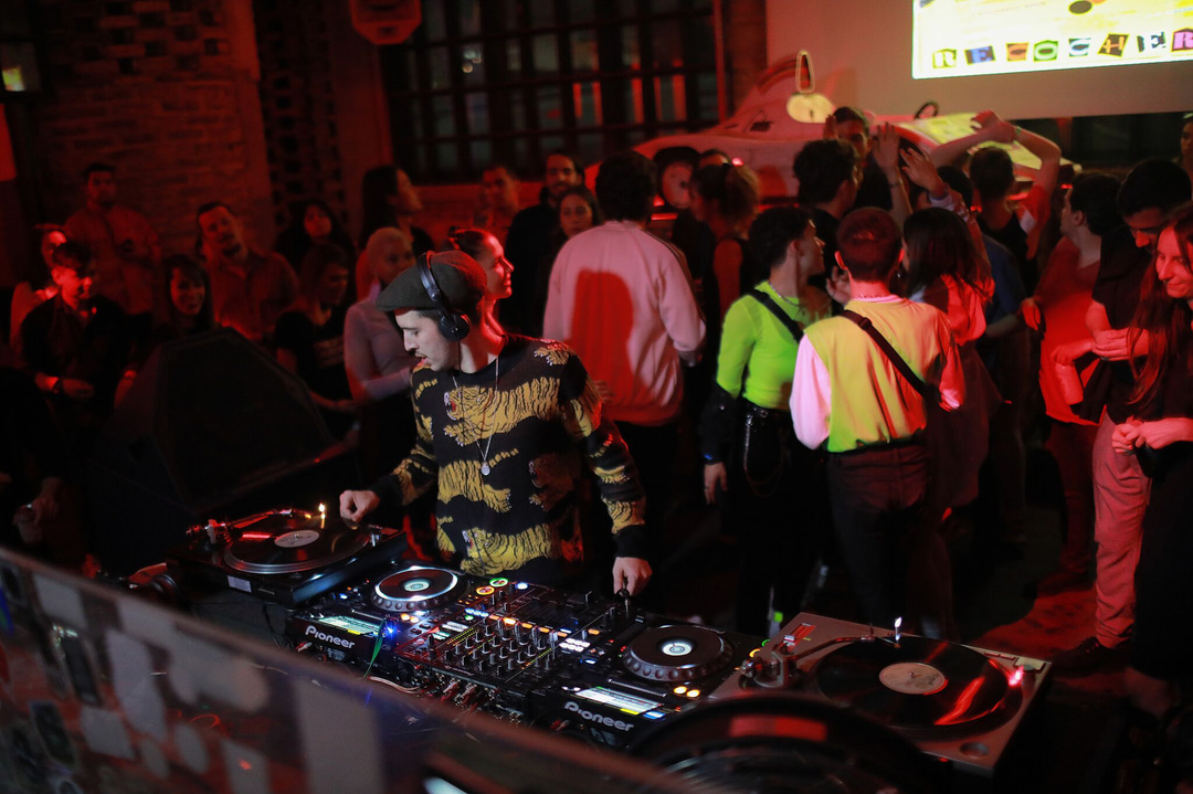 Photo of set Tomás Station.