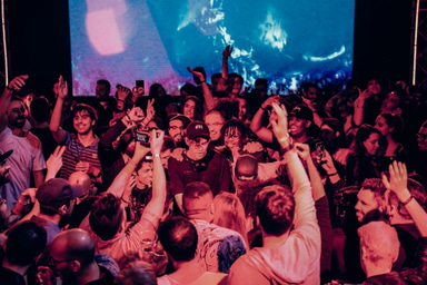 Photo of set Ryan Hemsworth.