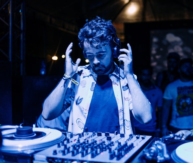 Photo of set John Gómez.