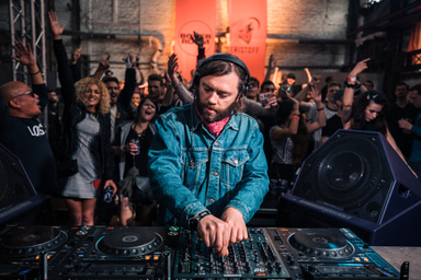 Photo of set Gerd Janson.