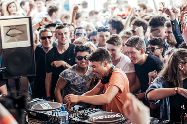 Photo of set Hubie Davison.