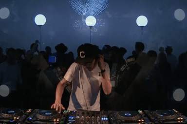 Photo of set Wata Igarashi.