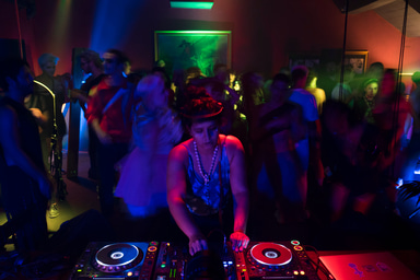 Photo of set Caroline Letho.