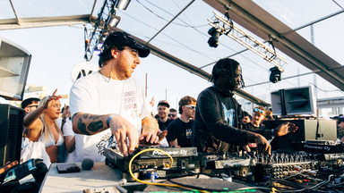 Photo of set DJ BORING b2b salute.