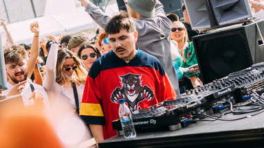 Photo of set Nick León.