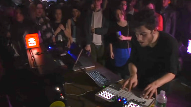 Photo of set Nicolas Jaar 45 Min Mix.