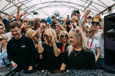 Photo of set aalice.