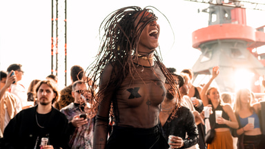 Photo of set Valentina Luz.