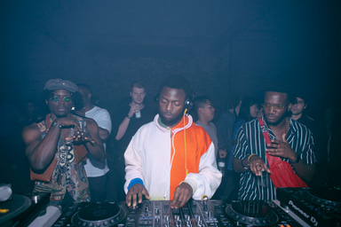 Photo of set Akanbi.