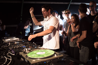 Photo of set Aroy Dee.