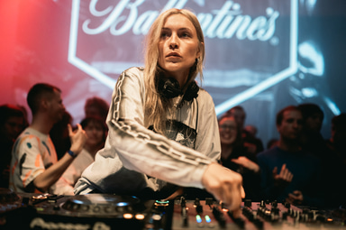 Photo of set Jana Woodstock.