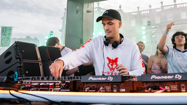 Photo of set Ewan McVicar.