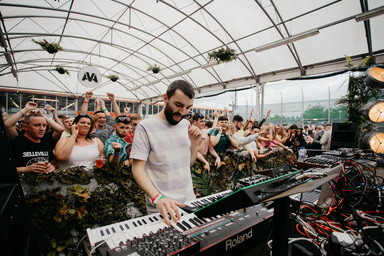 Photo of set R Kitt Live.