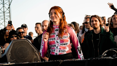 Photo of set Lola Haro.