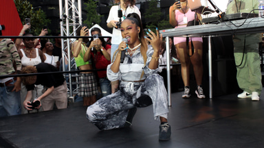 Photo of set Maureen.