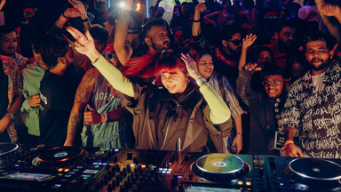 Photo of set OG SHEZ.