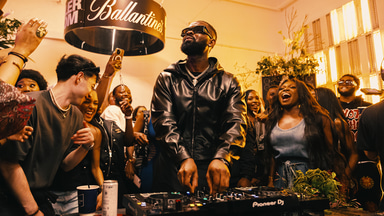 Photo of set Sarz & Friends.