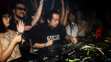 Photo of set Takaaki Itoh.