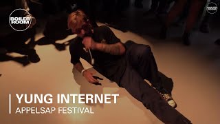 Photo of set Yung Internet.