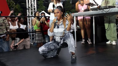 Photo of set Maureen.